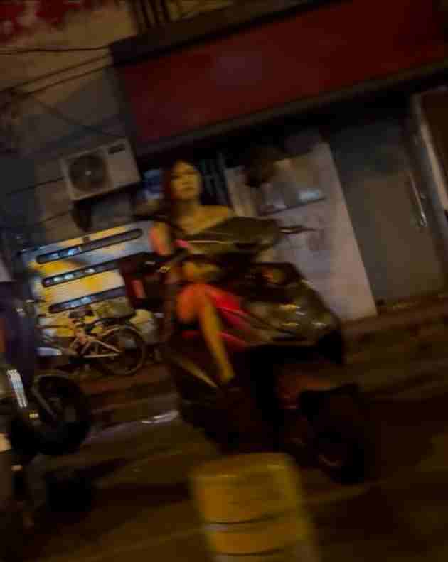 没加微信，这些女的整天骑电动车